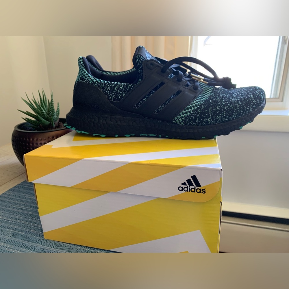 Brand new in box, rare, (sold out)ADIDAS Ultra Boost running shoes ๐คMen size 10 - Picture 8 of 9